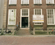 822731 Gezicht op de entree van het kantoorpand van het Centraal Museum (Huis De Hoge Stoep, Agnietenstraat 1) te ...